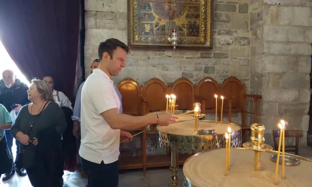 Κασσελάκης: Έκανε δωρεά στην Παναγία Πορταΐτισσα - «Δάκρυσε όταν είδε την καμένη εκκλησία»